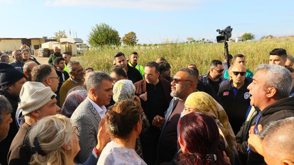 Aksu'da çardak yıkımı gerginliği Belediye ekipleri ile vatandaşlar arasında tartışma çıktı