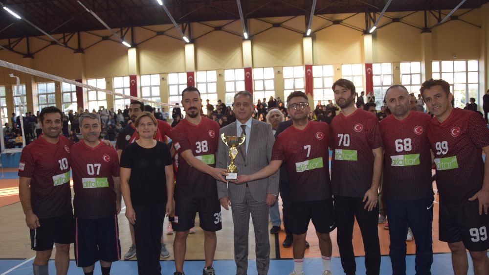 Aksu Fen Lisesi, öğretmenler arası voleybol turnuvasının şampiyonu oldu