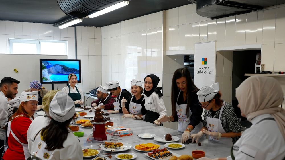 Alanya Belediyesi ve Alanya Üniversitesi'nden engelsiz mutfak atölyesi etkinliği