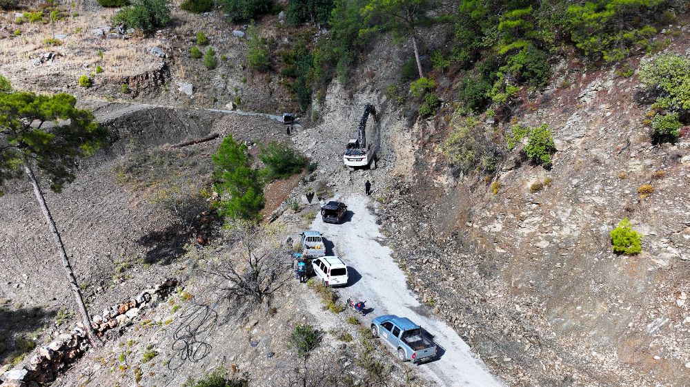 Alanya’da heyelan nedeniyle kapanan yol genişletme çalışmalarıyla yeniden açılıyor