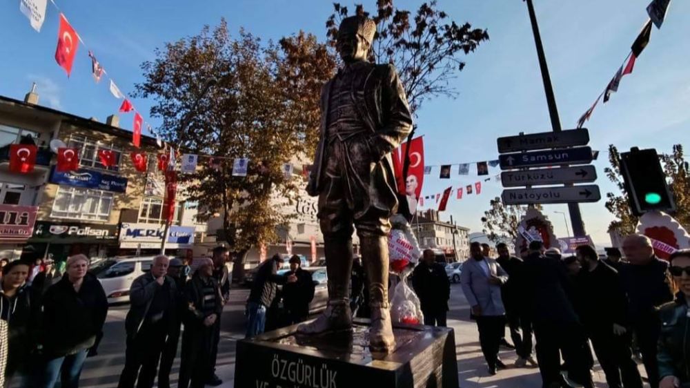 Ankara Büyükşehir Belediyesi'nin Tuzluçayır Meydanı'na yaptırdığı Atatürk Anıtı'nın açılışı saat 09.05' geçe gerçekleştirildi.