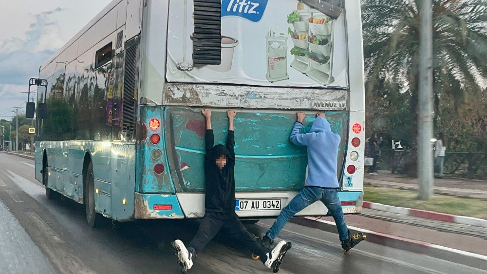 Antalya'da halk otobüsüne tutunarak tehlikeli paten yolculuğu kamerada