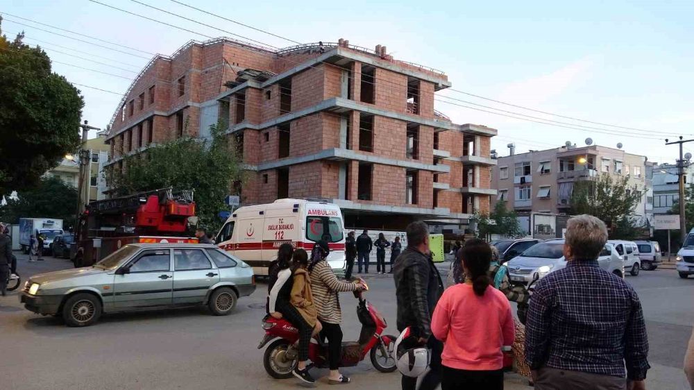 Antalya’da inşaat halindeki binanın çatısına çıkan genç kadın Ekiplere ve ailesine ecel terleri döktürdü