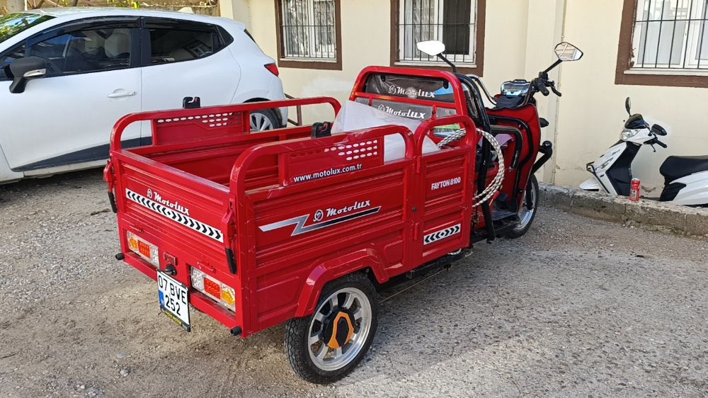 Antalya'da kaza 3 tekerlekli motosiklet devrildi sürücü yaralandı