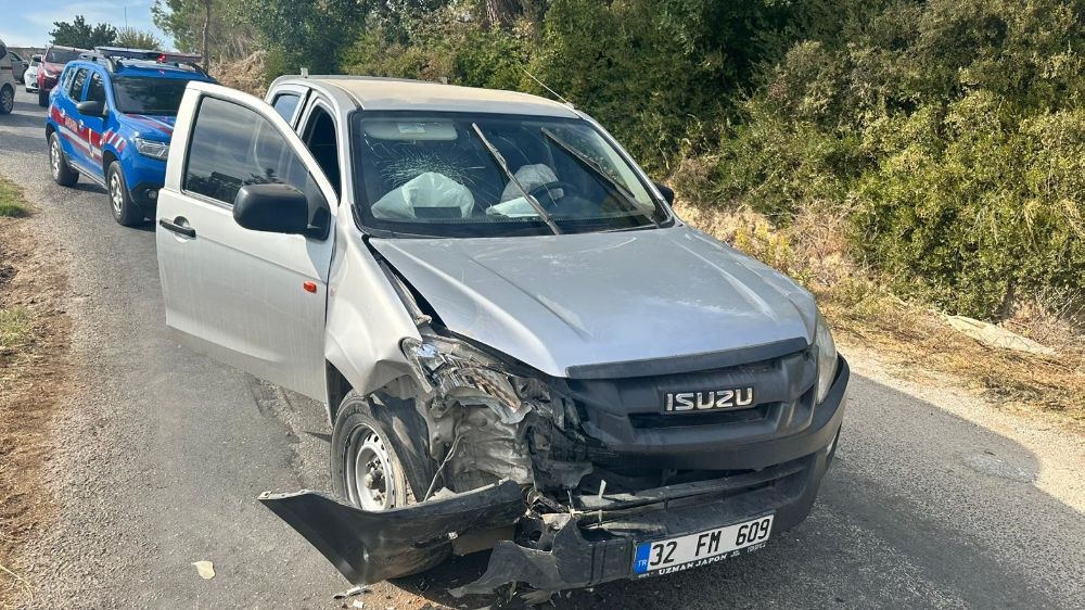 Antalya'da kaza kamyonet ile otomobil çarpıştı 3 yaralı 