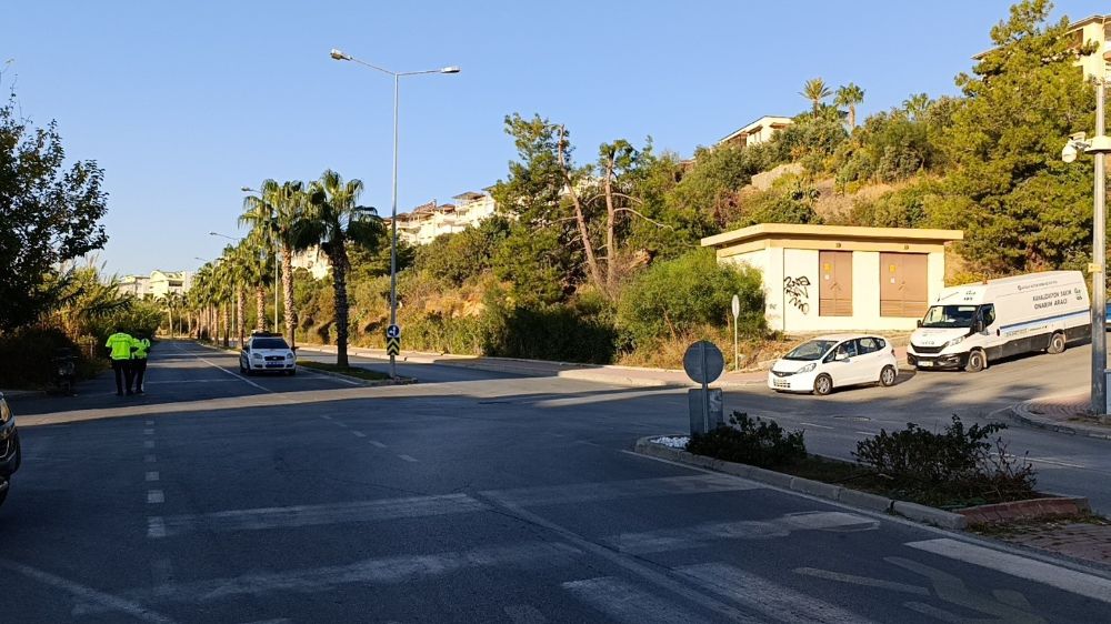 Antalya'da kaza otomobil ile motosiklet çarpıştı 1 yaralı 