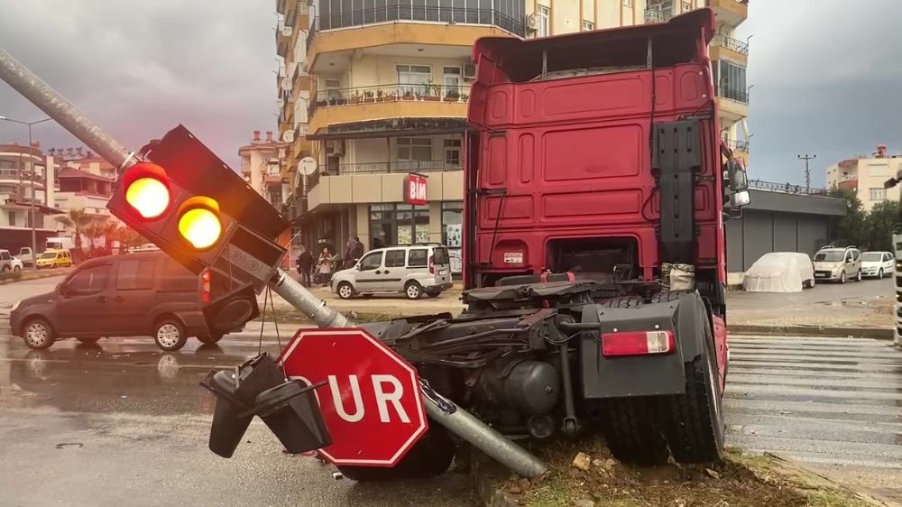 Antalya'da kaza tırlar çarpıştı 