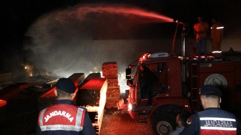 Antalya'da kereste fabrikasında yangın i