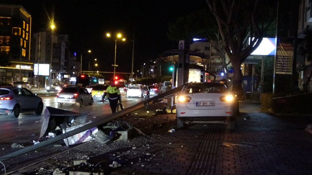 Antalya'da korkutan kaza Otobüs durağına çarpan araç büyük facianın eşiğinden döndü