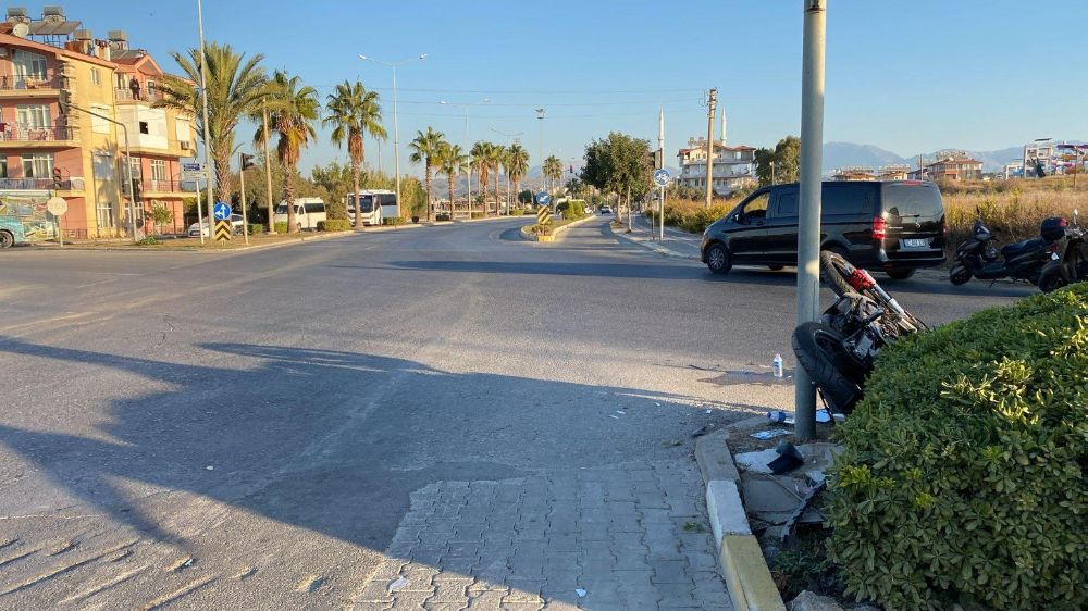 Antalya'da motosiklet ile otomobil çarpıştı 2 yaralı