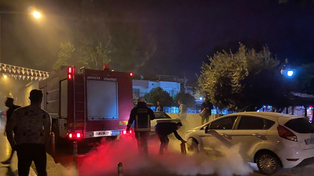 Antalya'da park halindeki otomobilde yangın çıktı