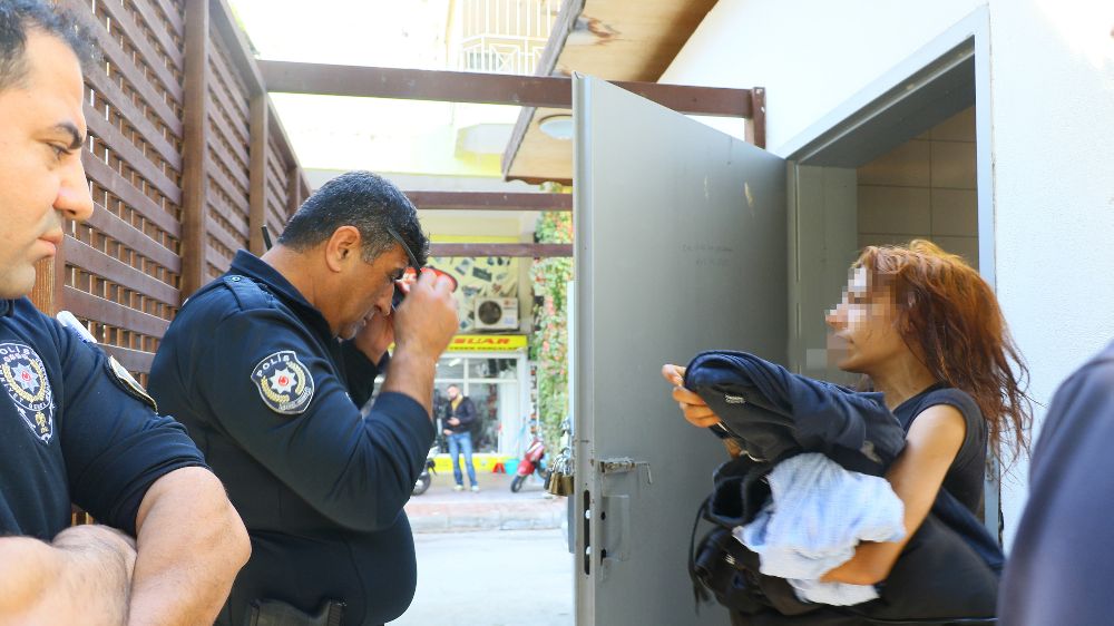 Antalya'da parkta tuvaletten gelen çığlıklar paniğe yol açtı, Kadın sorunsuz kurtarıldı