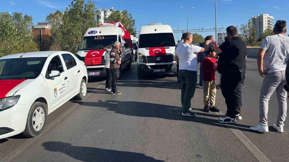 Antalya'da Servis Esnafı Bu kararı 2 bin araçlık konvoy ve haberi davul zurnayla kutladı