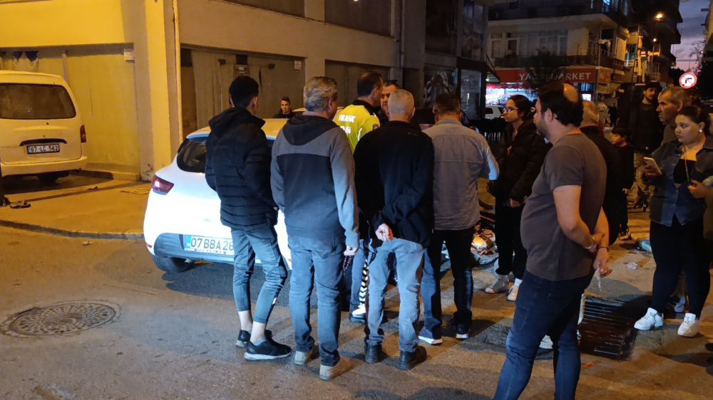 Antalya'da trafik kazası motosiklet ile otomobil çarpıştı 