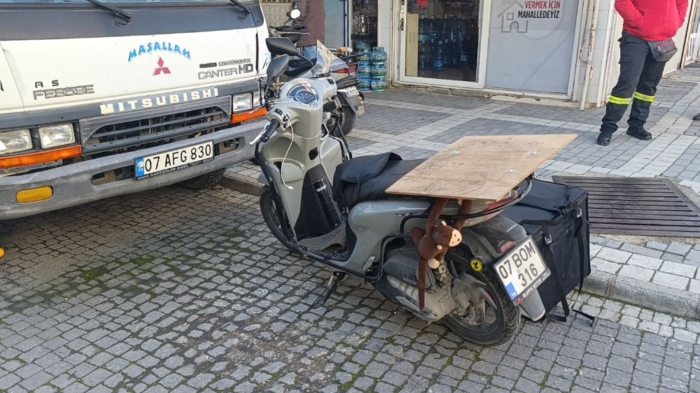 Antalya'da trafik kazası motosiklet ile otomobil çarpıştı 