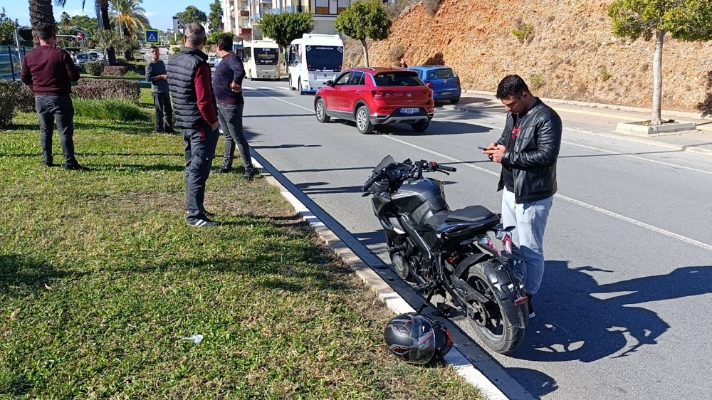 Antalya'da trafik kazası yolcu minibüsüyle motosiklet çarpıştı 