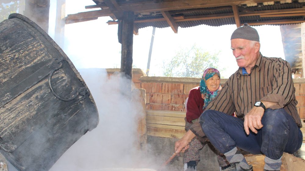 Antalya'da üzüm sıkma makinesi Yalnızdam’da vatandaşlardan tam not aldı