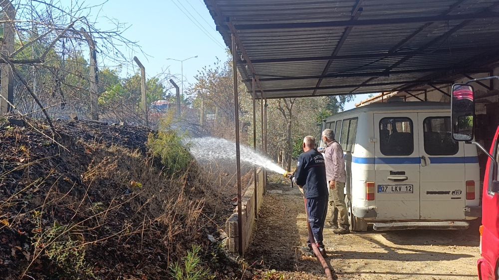 Antalya'da yangın Ağaçlara ulaşmadan söndürüldü