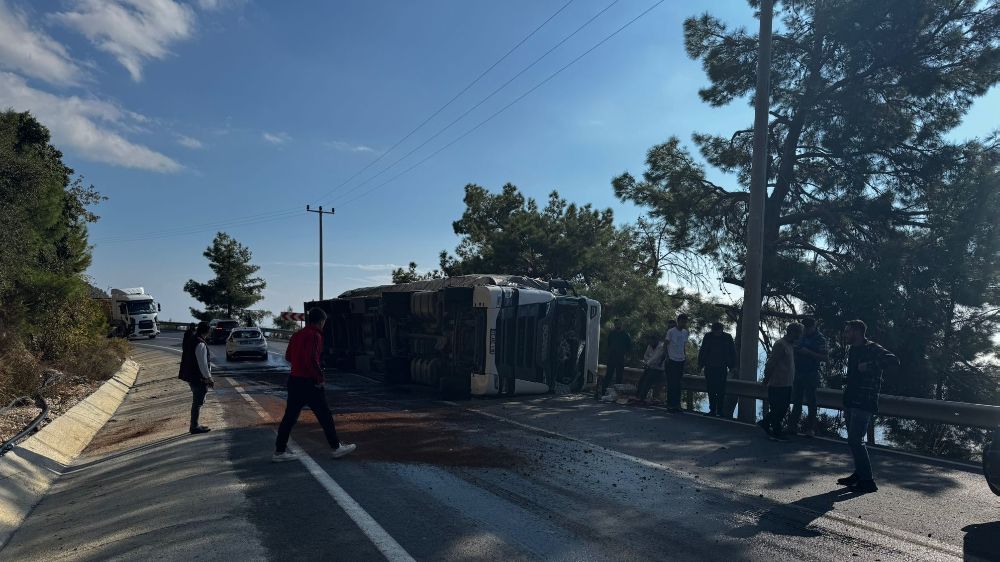 Antalya Gazipaşa'da tır devrildi