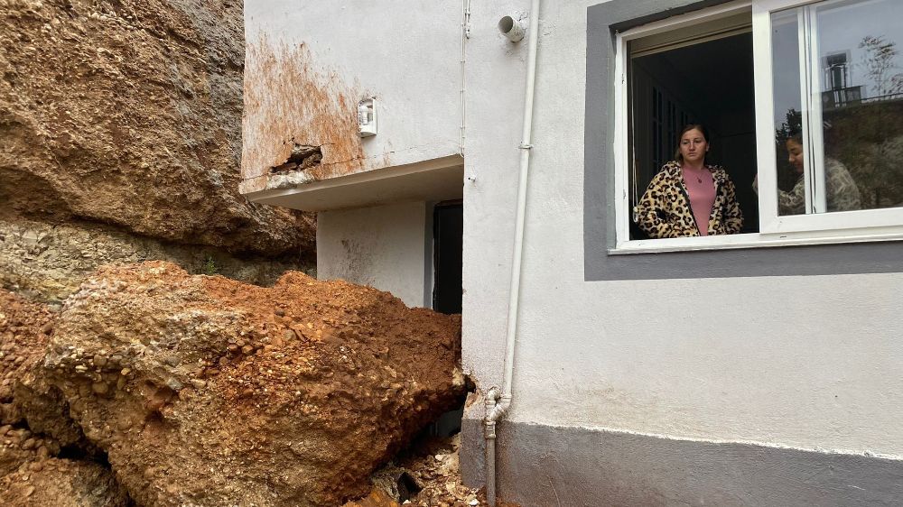 Aşırı yağış nedeniyle koca bir kaya parçası koparak evin kapısına çarptı 