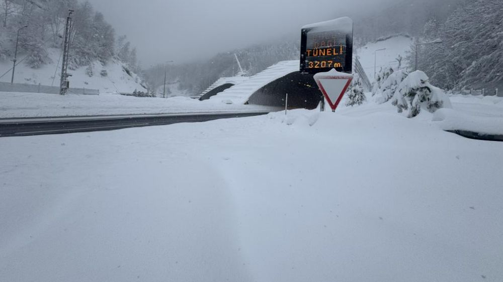 Bolu Dağı geçişinde kar yağışı ve yoğun sis zor anlar yaşatıyor