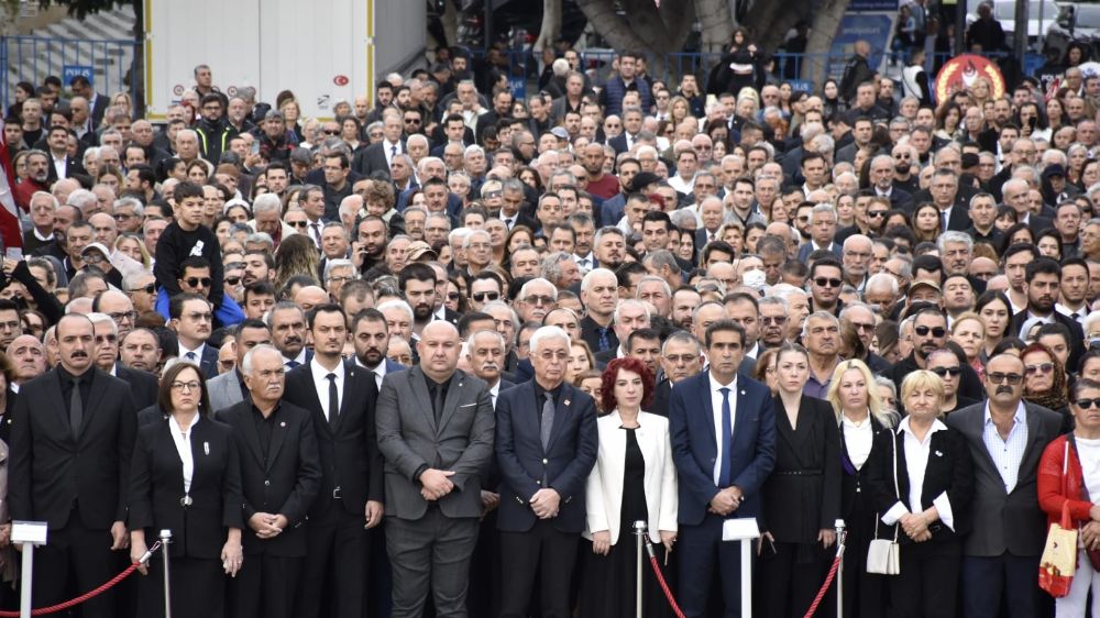 CHP Antalya İl Başkanlığı, Cumhuriyet Meydanı’nda toplu Anma töreni düzenledi.