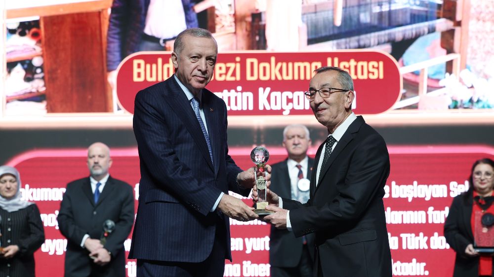 Cumhurbaşkanı Erdoğan, Buldanlı dokuma ustası Selahattin Kaçanoğlu'na yaşayan insan hazineleri ödülünü takdim etti