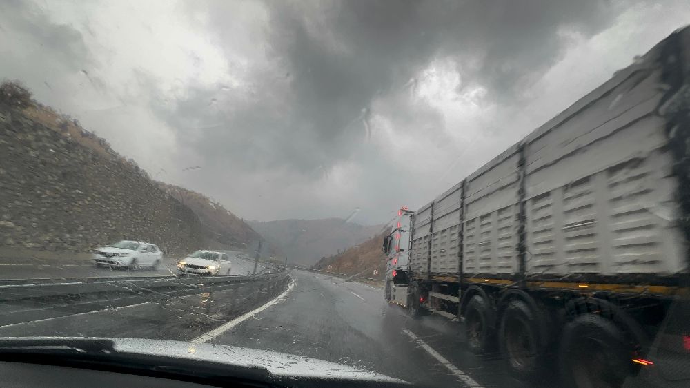 Elazığ’da sağanak yağış sürücüleri zorladı