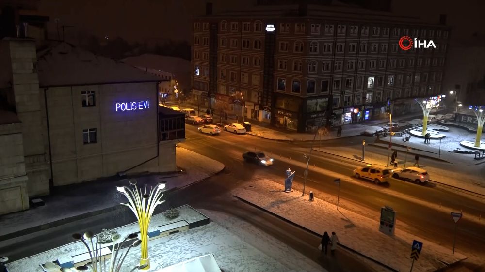 Erzurum'da Kar Yağışı Sokakları Beyaza Bürüdü: 3 Gün Sürecek Uyarısı