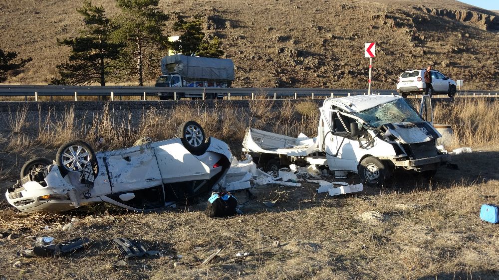 Erzurum son dakika trafik kazası! Otoyol balık pazarına döndü