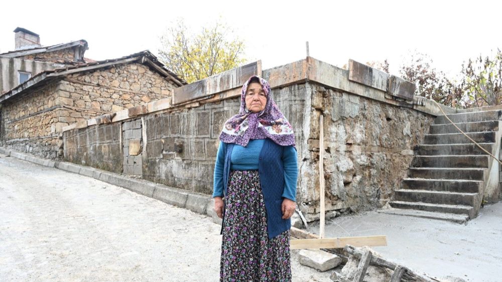 Isparta Belediyesi, yangında evi yanan Hanife Kar için konteyner ev yapıyor