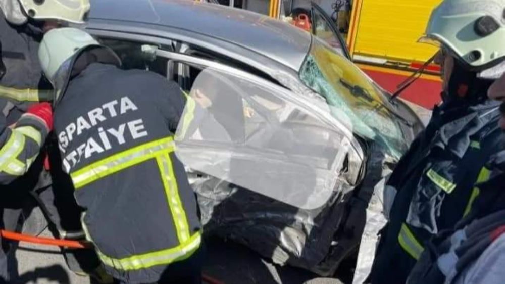 Isparta'da  Direğe Çarptı 2 yaralı 