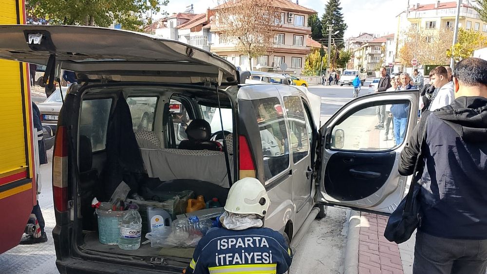 Isparta'da hareket halindeki hafif ticari araç alev aldı