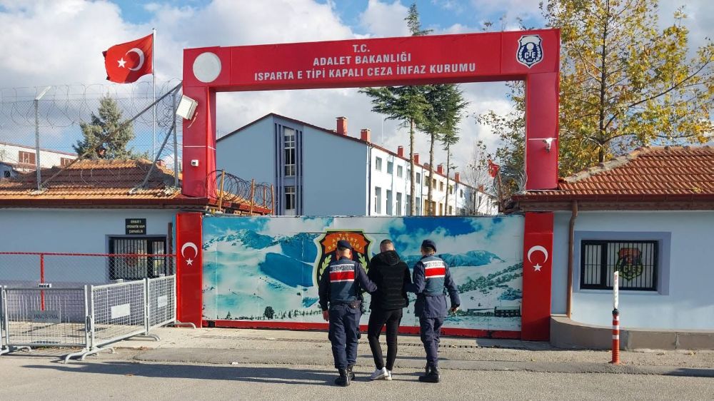 Isparta'da maskeli gaspçı, 70 bin liralık parayı zorla havale ettirdi