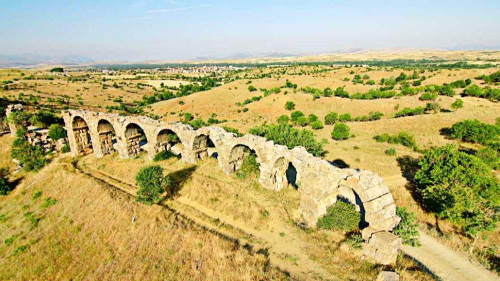 Isparta Yalvaç’ta Roma çağı’ndan kalma su kemerleri her türlü şartlara rağmen   hala ayakta duruyor