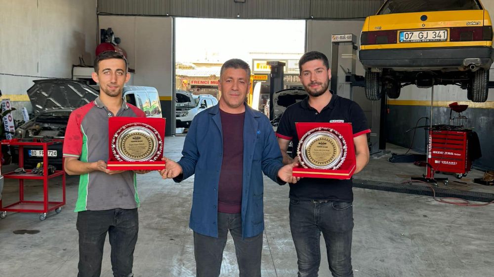  İşte Gerçek Usta  Yetiştiği Çıraklar Dükkan açtı  plaketle uğurladı