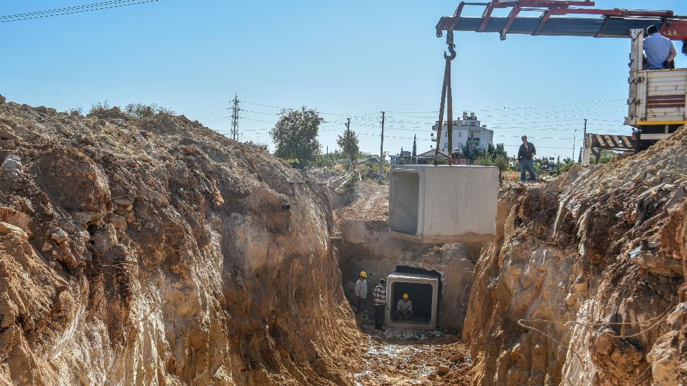 Kepez Belediyesi, su taşkını sorununu çözmek için drenaj hattı çalışması başlattı