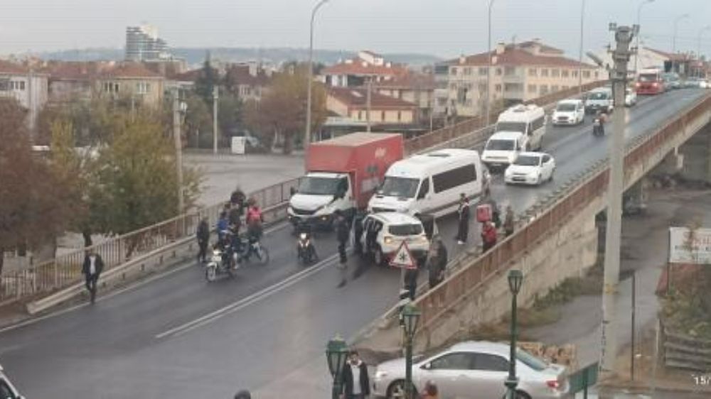 Köprüde otomobille kamyon çarpıştı, trafik tıkanma noktasına geldi