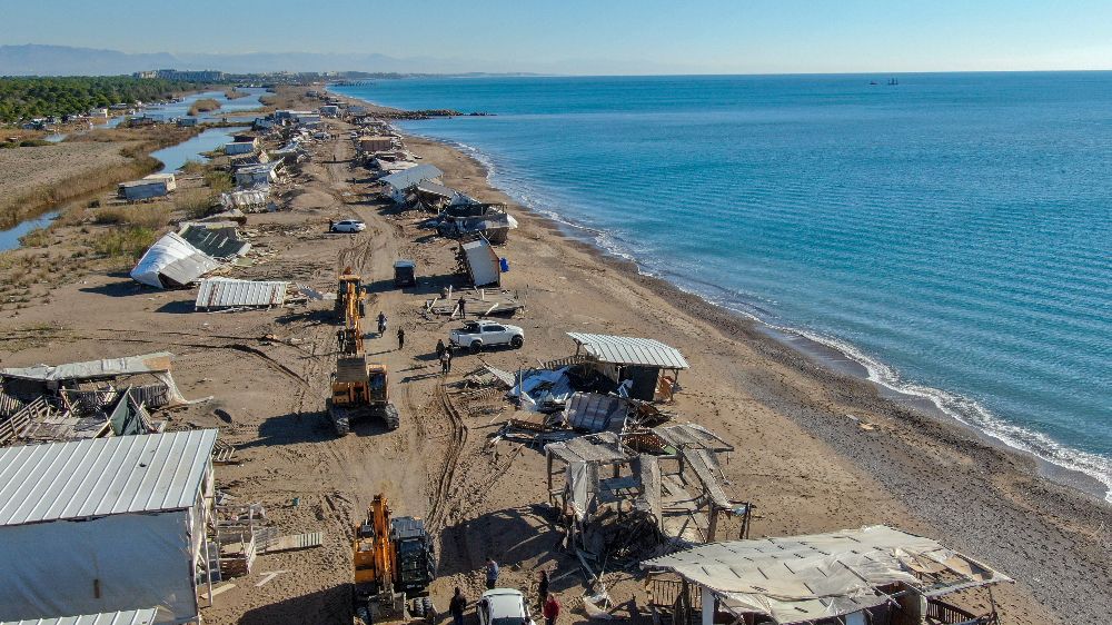 Kumköy Sahili'ndeki 700 çardak yıkıldı, plaj halkın kullanımına açılacak