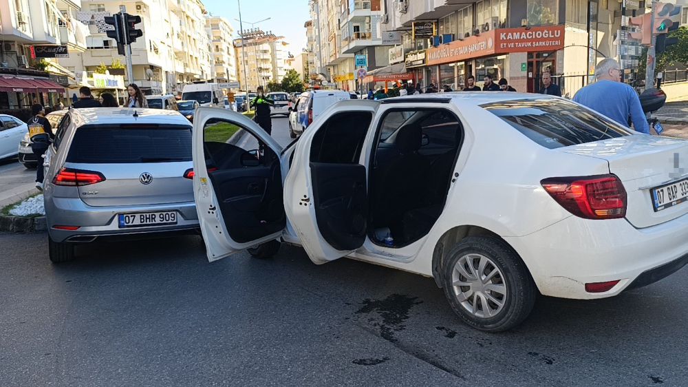 Manavgat'ta hastaneye yetiştirme telaşı kazayla sonuçlandı 3 Yaralı