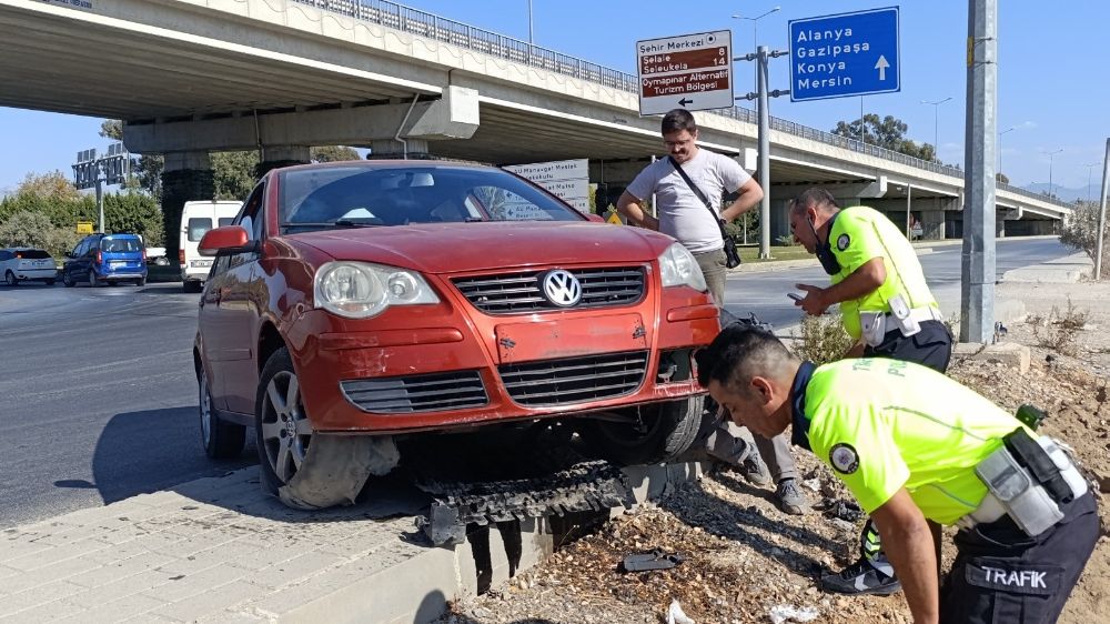 Manavgat'ta kaldırıma çıkan otomobilin sürücüsü şans eseri yaralanmadı