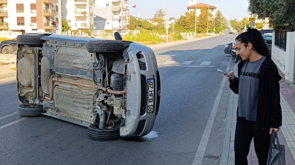 Manavgat'ta otomobil devrildi Genç öğretmen şans eseri yaralanmadı