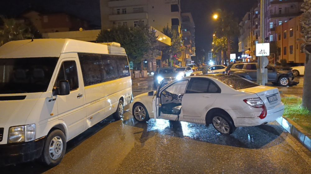 Manavgat’ta zincirleme kaza 1 Yaralı, Yol trafiğe kapandı