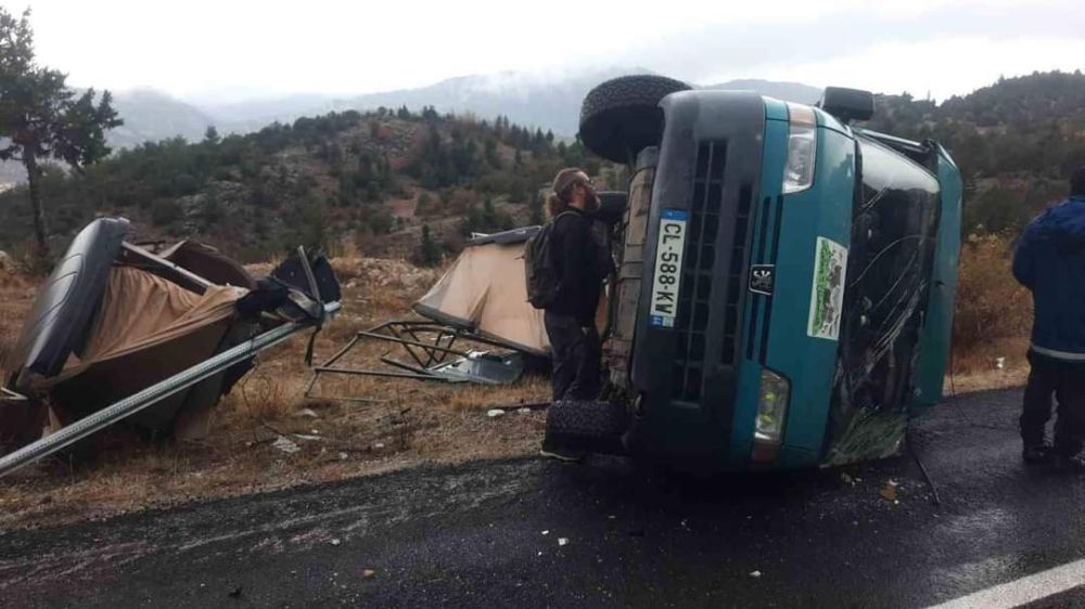 Minibüs devrildi, yabancı uyruklu sürücü yaralandı