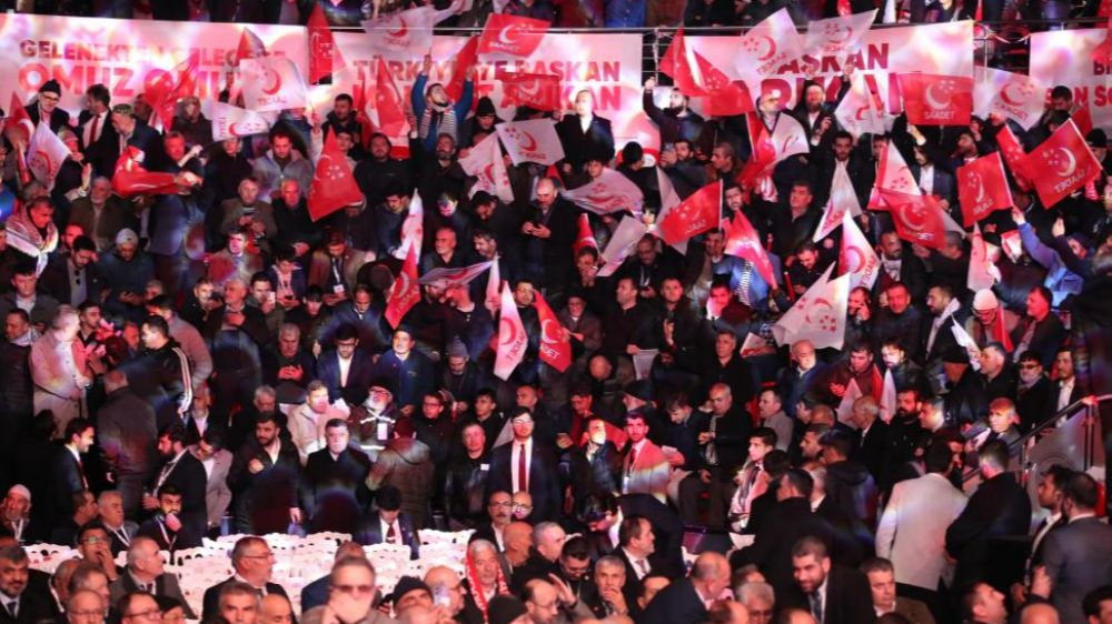 Saadet'te bayrak değişimi Delegelerin büyük desteğini aldı İşte yeni başkan