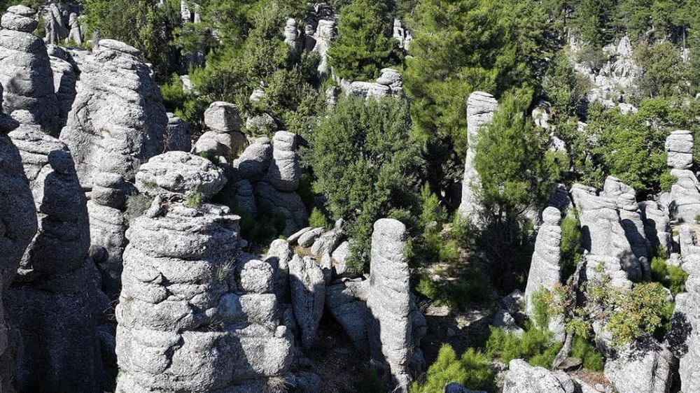 Selge antik kenti sınırında bulunan ve coğrafi güzelliği bakımından hayran bırakan "Adam Kayalar" turistlerin uğrak noktası oldu