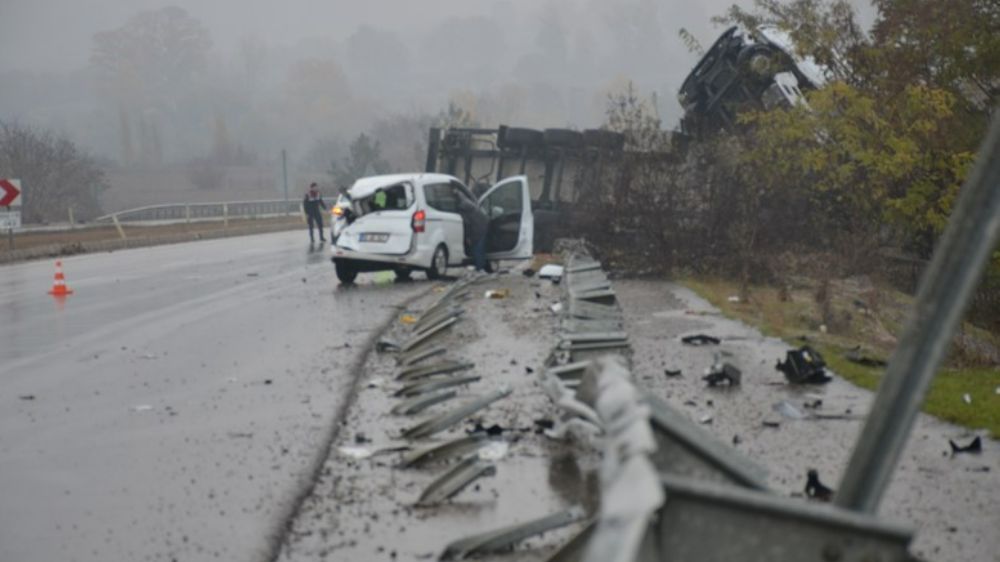 Son dakika Amasya haber Sivil polis otosuna tır çarptı