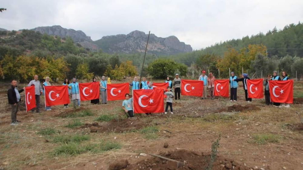 Türkiye Diyanet Vakfı (TDV) Antalya da Kız Öğrenciler fidan dikti