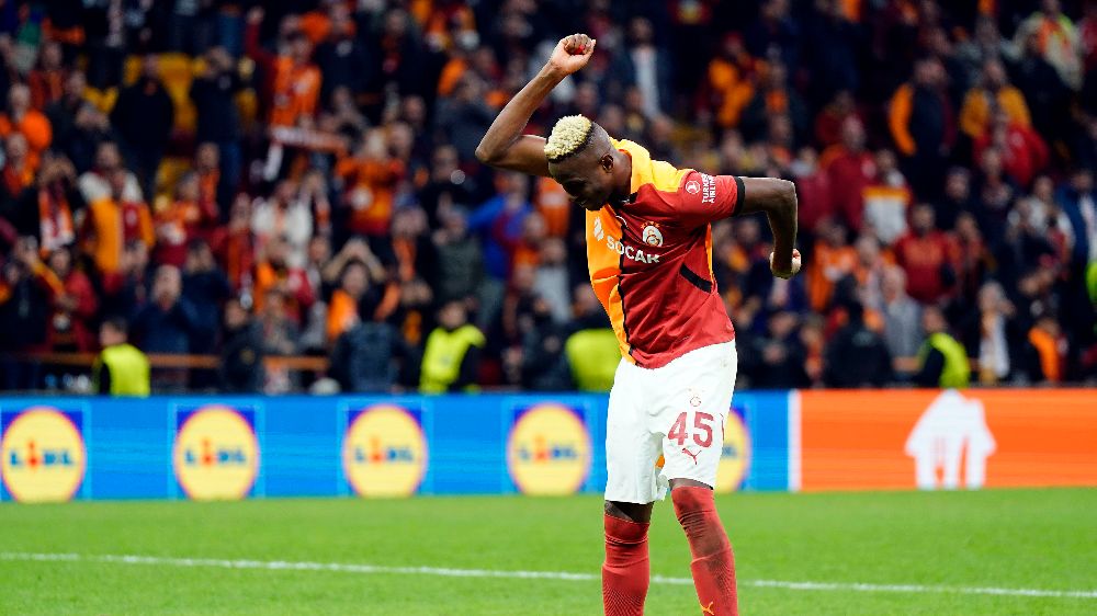 Victor Osimhen, Galatasaray Taraftarlarına 3'lü Çektirdi! UEFA Avrupa Ligi'nde Tottenham'a Karşı Zafer Coşkusu