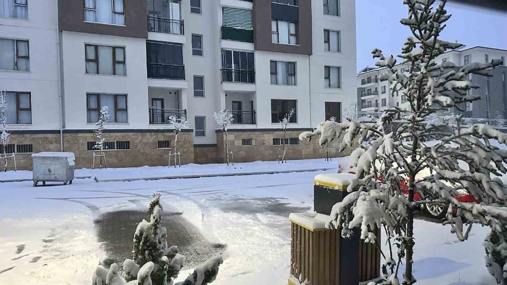 Yoğun kar nedeniyle Elazığ’da eğitime ara verildi